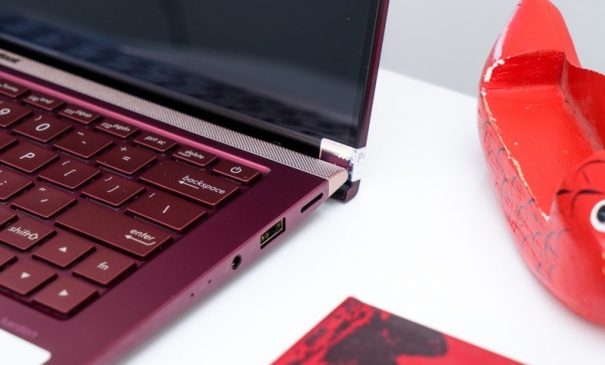 Có nên dán laptop vỏ kim loại nhôm không ?